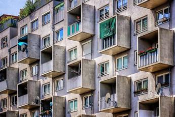 Cade dalle scale di un condominio perch il tacco si incastra nell'antiscivolo